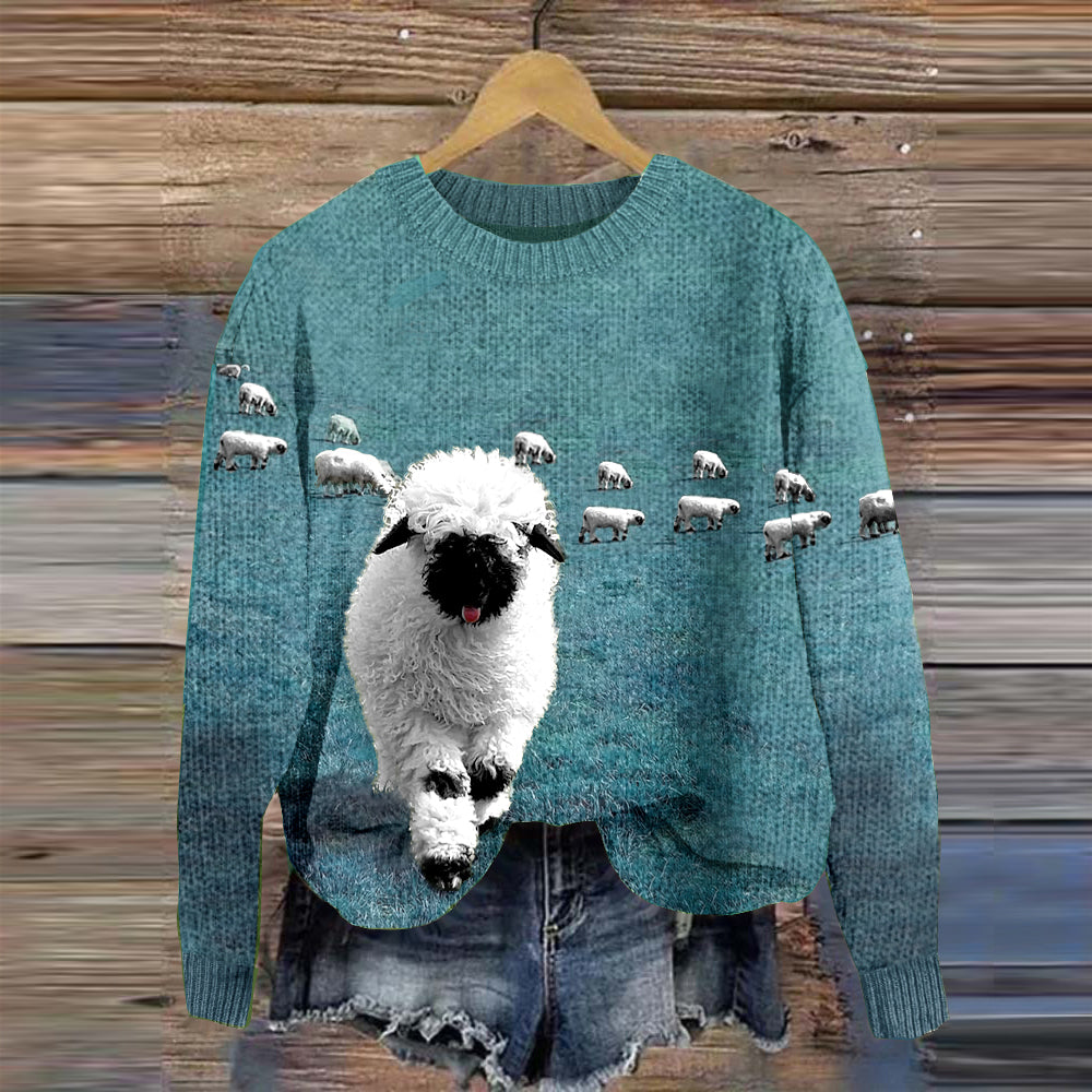 Koselig genser med rund hals og "Greetings from a stray sheep"-grafikk.